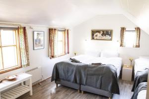 Fossardalur Guesthouse房間的床