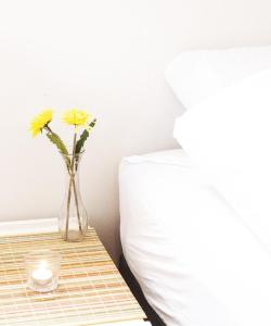 Fossardalur Guesthouse房間的床