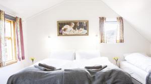 Fossardalur Guesthouse房間的床