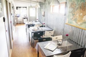 Fossardalur Guesthouse餐廳或用餐的地方