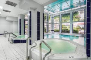 Bazén v ubytovaní Olymp 114 i 120 z basenem, sauną i jacuzzi w cenie alebo v jeho blízkosti