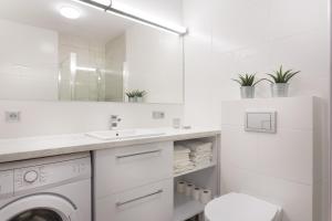 Kúpeľňa v ubytovaní Olymp 114 i 120 z basenem, sauną i jacuzzi w cenie
