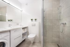 Kúpeľňa v ubytovaní Olymp 114 i 120 z basenem, sauną i jacuzzi w cenie