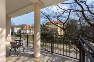 Balkón alebo terasa v ubytovaní Olymp 114 i 120 z basenem, sauną i jacuzzi w cenie