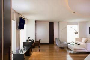 Uma TV ou centro de entretenimento em Le Parc Hotel, Beyond Stars