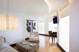 Uma TV ou centro de entretenimento em Le Parc Hotel, Beyond Stars