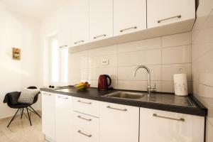Kuchyňa alebo kuchynka v ubytovaní Apartments Aria