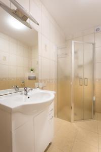Kúpeľňa v ubytovaní Olymp 114 i 120 z basenem, sauną i jacuzzi w cenie