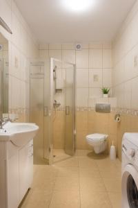 Kúpeľňa v ubytovaní Olymp 114 i 120 z basenem, sauną i jacuzzi w cenie