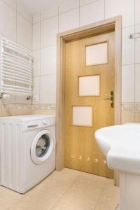 Kúpeľňa v ubytovaní Olymp 114 i 120 z basenem, sauną i jacuzzi w cenie