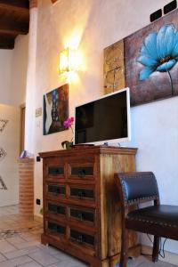 TV a/nebo společenská místnost v ubytování Antigua B&B