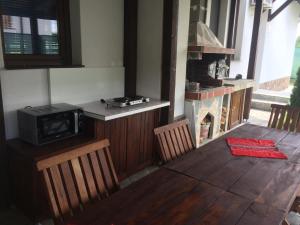 cocina con chimenea y mesa con microondas en Guest House Hasiendata, en Pavel Banya