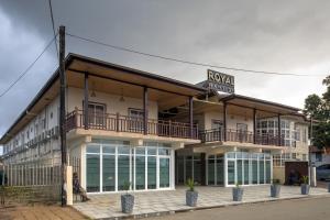 ein Gebäude mit einem Schild, das königliches australisches Hotel liest in der Unterkunft Royal Mansion in Paramaribo