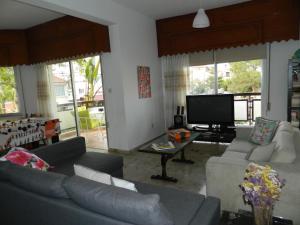 リマソールにあるFamily Nest In The Heart Of Limassolのソファ2つとテレビのあるリビングルーム