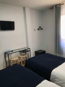 1 dormitorio con 1 cama, mesa de cristal y 2 sillas en Hostal Gemi, en Zamora