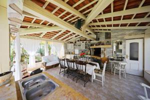 Η κουζίνα ή μικρή κουζίνα στο Apartments Mirakul