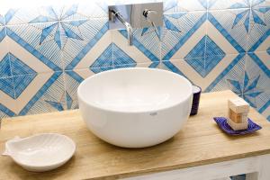 - un lavabo blanc sur un comptoir dans la salle de bains dans l'établissement MelRose Sorrento, à Sorrente