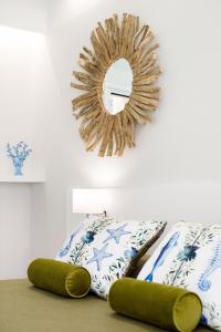 een spiegel en twee kussens op de vloer in een kamer bij MelRose Sorrento in Sorrento