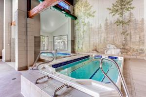 una gran piscina cubierta con bañera de hidromasaje en una habitación en Evergreen Condominiums by Keystone Resort, en Keystone