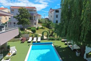uma piscina no pátio de um edifício em Apartments Mirakul em Zadar
