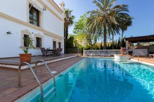 una piscina frente a una casa en Chalet Villadulce, en Aguadulce