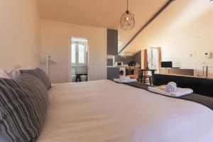 um quarto com uma cama grande num quarto em Santa Catarina Stylish by Homing em Lisboa