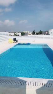 una grande piscina blu con recinzione bianca di Villa Spathele a Paralimni