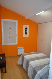 Giường trong phòng chung tại Maison Lore Mendi Elbarron