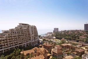 una vista aérea de una ciudad con edificios altos en Prestige Plaza Apartments, en Odessa
