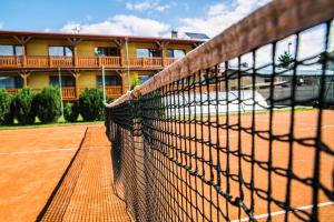 Tenis alebo squash v ubytovaní Penzion Fako alebo jeho okolí