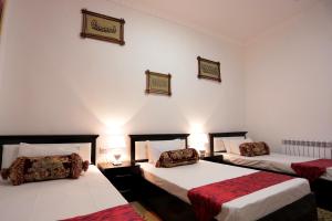 Postel nebo postele na pokoji v ubytování Habibi Bukhara