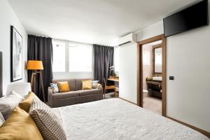 Giường trong phòng chung tại Marbella Luxury Frontline Beach W Panoramic View