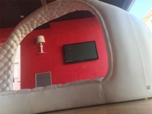 een woonkamer met een rode muur en een tv bij Hotel La Rosa dei Venti in Monte San Giusto