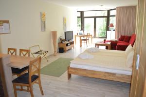 1 dormitorio con 1 cama y sala de estar en Haus Roseneck mit THERMEplus, en Bad Bevensen