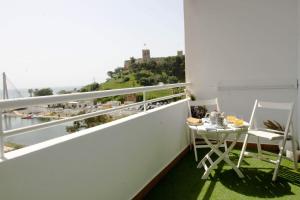 フエンヒロラにあるSuitur Apartamento Sohail Fuengirolaの景色を望むバルコニー(テーブル、椅子付)
