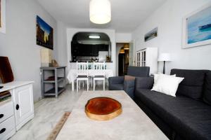 フエンヒロラにあるSuitur Apartamento Sohail Fuengirolaのリビングルーム(ソファ、テーブル付)