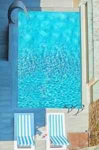2 sedie sedute di fronte alla piscina di Core Hotel a Polykhrono