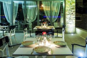 un tavolo con piatti e bicchieri da vino sopra di Core Hotel a Polykhrono
