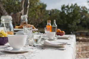 un tavolo con piatti di cibo e bevande di Si Fa Trullo a Ostuni