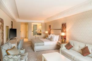 Quba Palace Hotel & Golf Resort的电视和/或娱乐中心