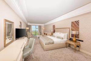 Quba Palace Hotel & Golf Resort的电视和/或娱乐中心