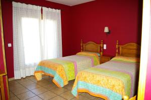 A bed or beds in a room at Hosteleria Santa Cruz