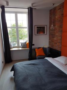 una camera con un letto e una grande finestra di Apartament Piwna 16 Gdańsk a Danzica