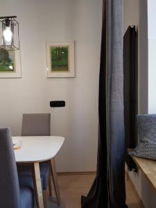 Televízia a/alebo spoločenská miestnosť v ubytovaní Apartament Piwna 16 Gdańsk