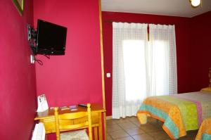 A television and/or entertainment centre at Hosteleria Santa Cruz