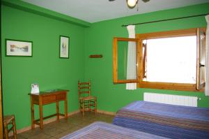 A bed or beds in a room at Hosteleria Santa Cruz