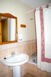 A bathroom at Hosteleria Santa Cruz Még 24 kép
