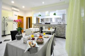 ein Esszimmer mit einem Tisch mit Essen drauf in der Unterkunft Apartments & Rooms Villa Maslina in Trogir
