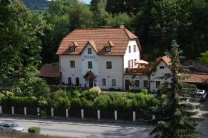 una gran casa blanca con techo rojo en Penzion Onyx, en Český Krumlov