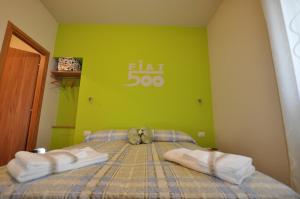 - une chambre avec un lit et des serviettes dans l'établissement b&b la vecchia 500, à Pignola